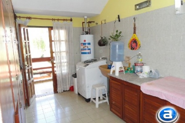CASA PARA 10/12 PERSONAS - CENTRICA - 5 DORMITORIOS - PILETA CERRADA - QUINCHO - EQUIPAMIENTO FULL