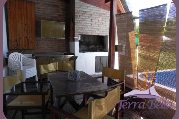 CASA PARA 6 PERSONAS CON PILETA USO EXCLUSIVO-QUINCHO-PATIO