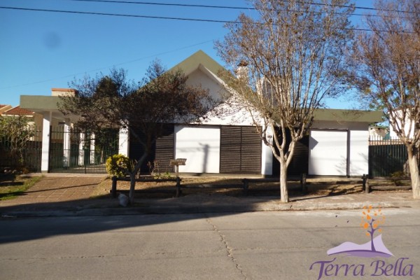 CHALET PARA 8/10 PERSONAS CON GRAN PARQUE, PISCINA Y QUINCHO