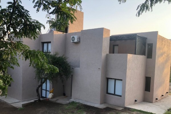 HERMOSO COMPLEJO EN BARRIO CERRADO CON PILETA Y PARRILLA