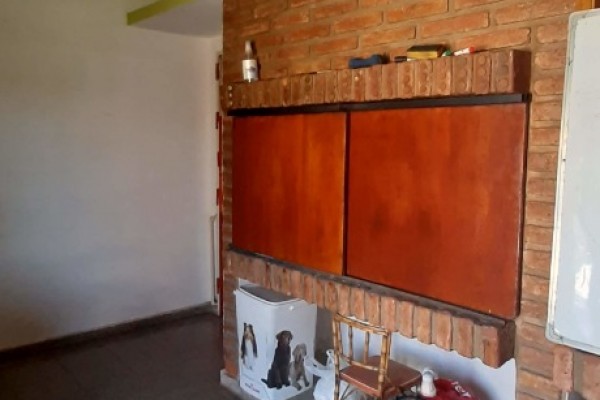 CHALET PARA 6 PERSONAS CON PARQUE - PILETA - COCHERA, A METROS DEL LAGO