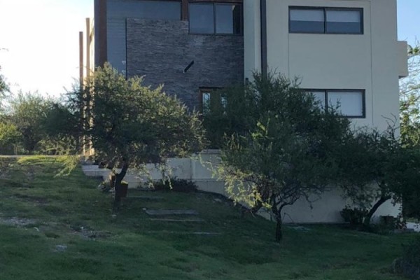 HERMOSA CASA EN BARRIO CERRADO DE MONTAÑA CON PILETA PARA 8 PERSONAS